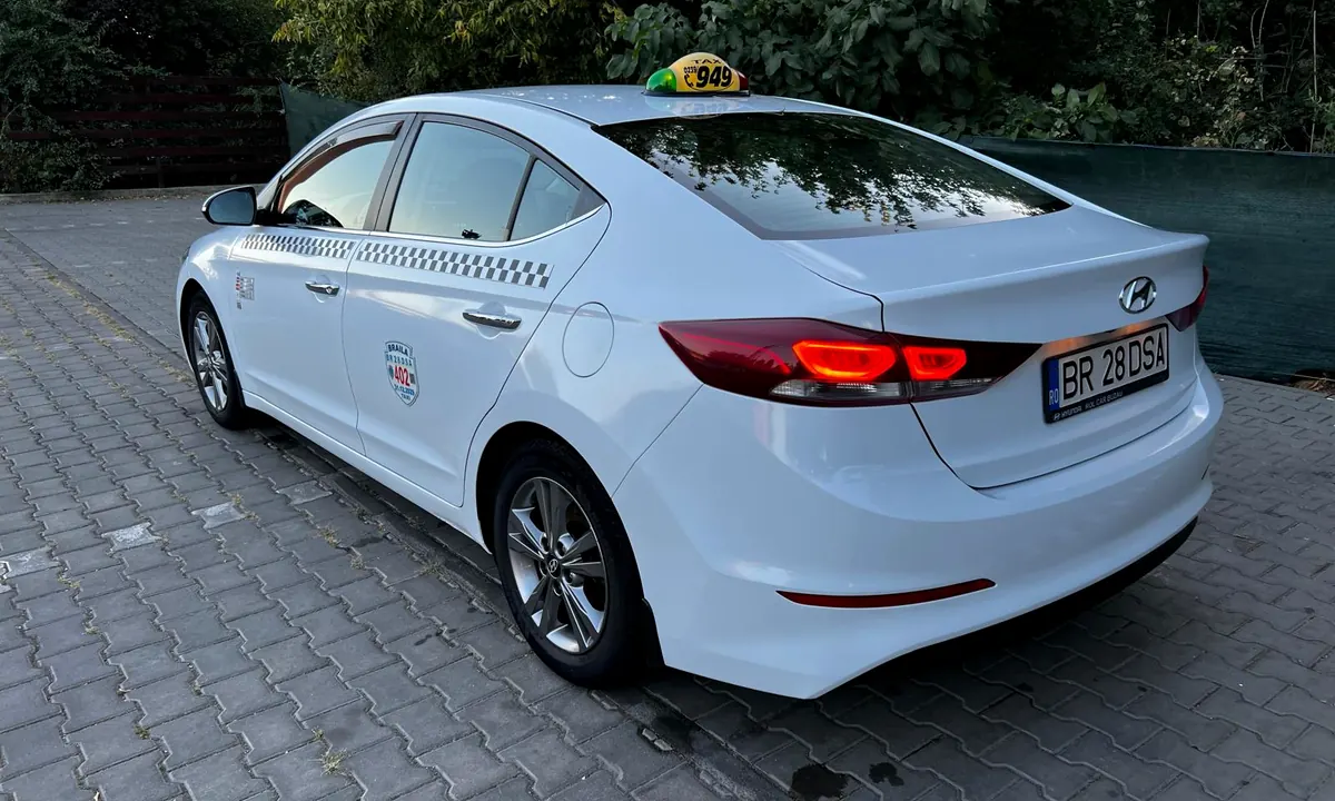 Taxi alb pregătit pentru o cursă rezervată